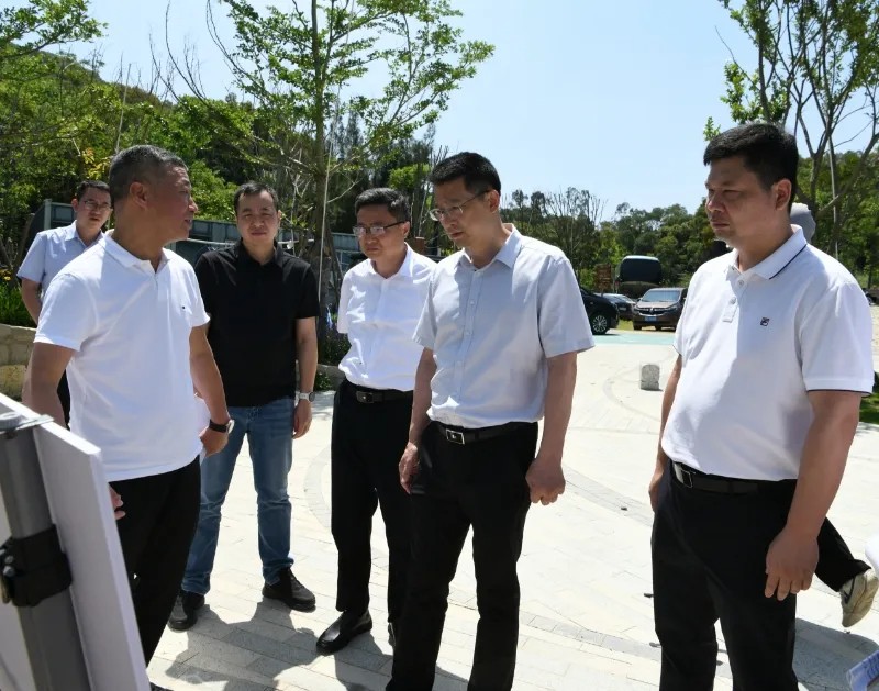 縣委主要領導開展“四下基層”現(xiàn)場辦公活動 指導推進重點項目建設，并開展巡林、巡河工作